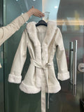Wintermantel aus Kunstleder mit großem Pelzkragen