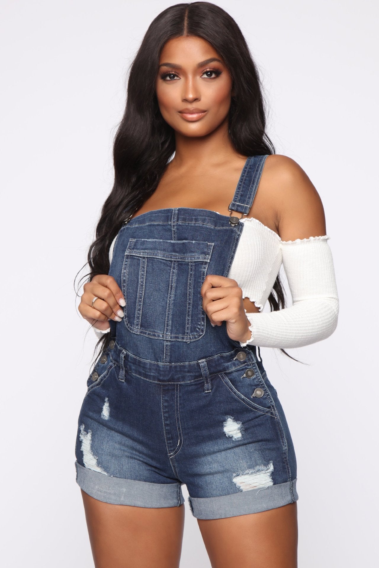 Jumpsuit aus zerrissenen Jeansshorts mit Hosenträgern