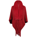 Gestrickter Cape-Mantel mit Pelzkragen und Quaste