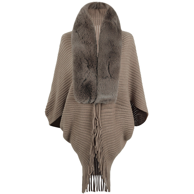 Gestrickter Cape-Mantel mit Pelzkragen und Quaste