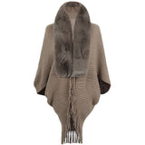 Gestrickter Cape-Mantel mit Pelzkragen und Quaste