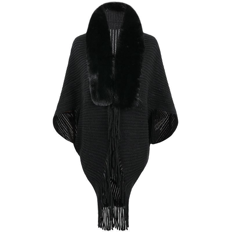 Gestrickter Cape-Mantel mit Pelzkragen und Quaste