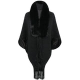 Gestrickter Cape-Mantel mit Pelzkragen und Quaste