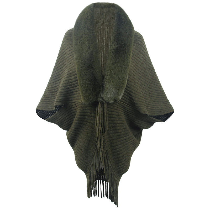 Gestrickter Cape-Mantel mit Pelzkragen und Quaste