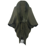 Gestrickter Cape-Mantel mit Pelzkragen und Quaste