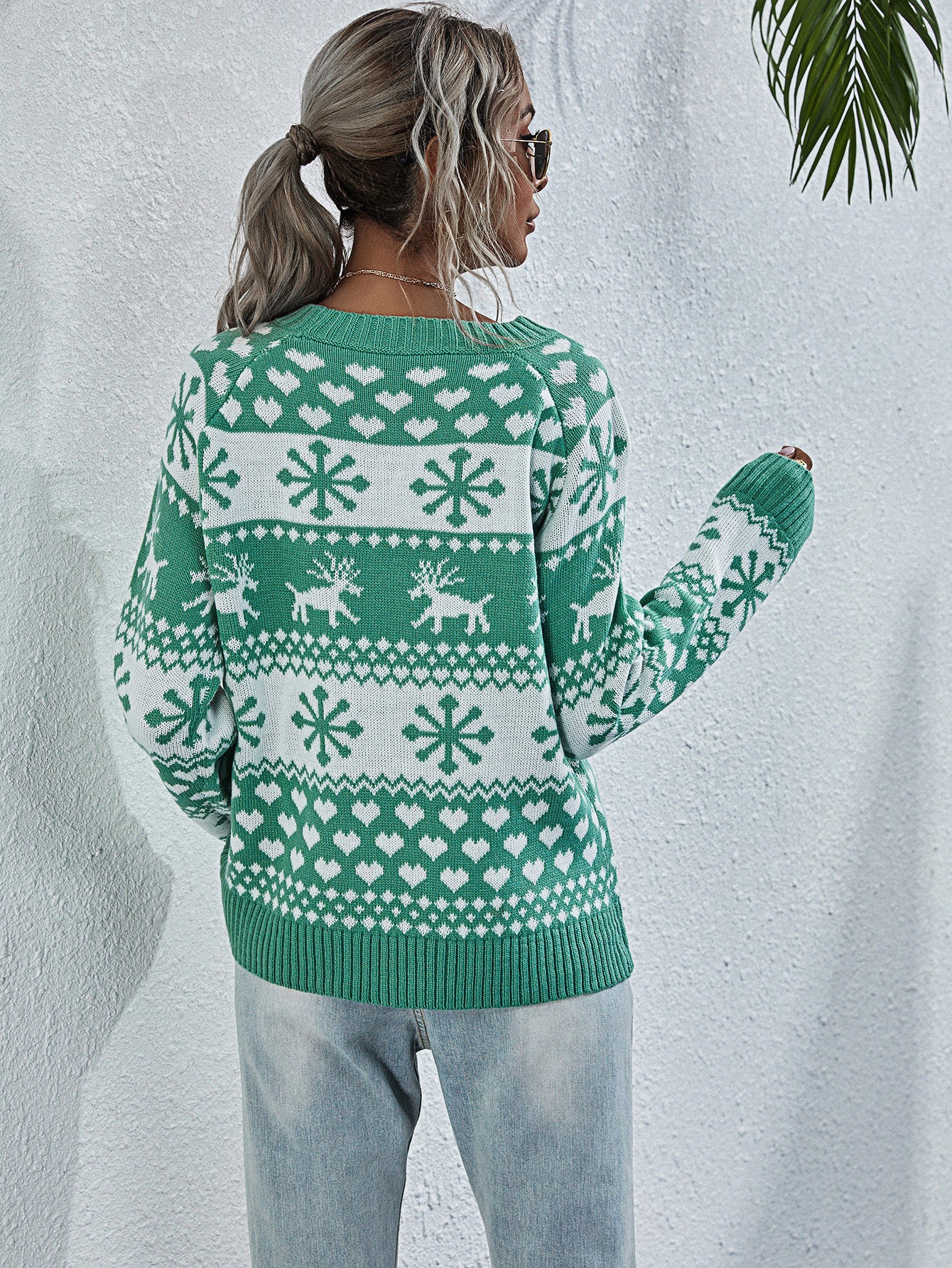 Festlicher Weihnachtspullover aus Strick mit Elch und Schneeflocke