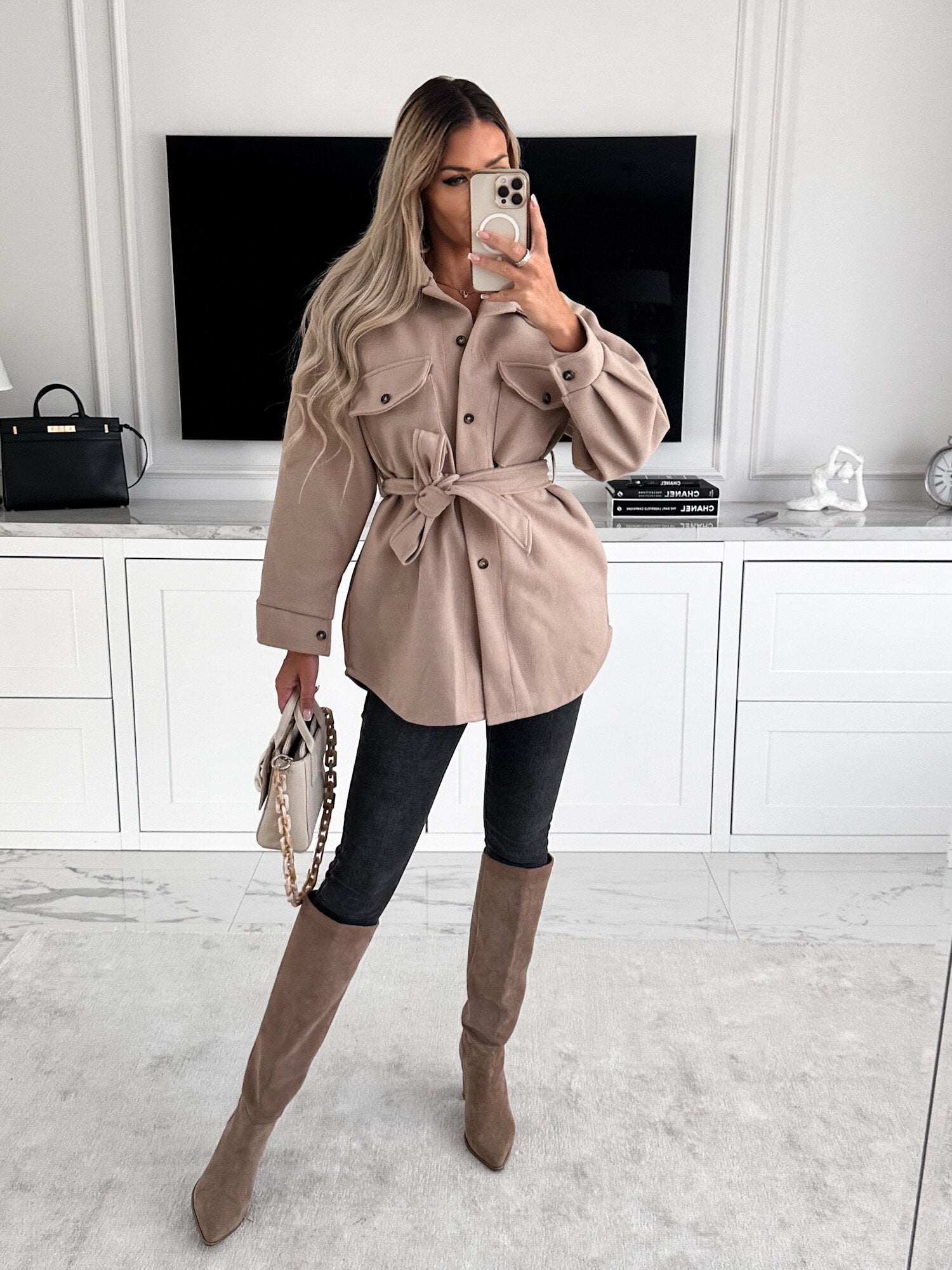 Lange Wolljacke in Volltonfarbe mit Gürtel