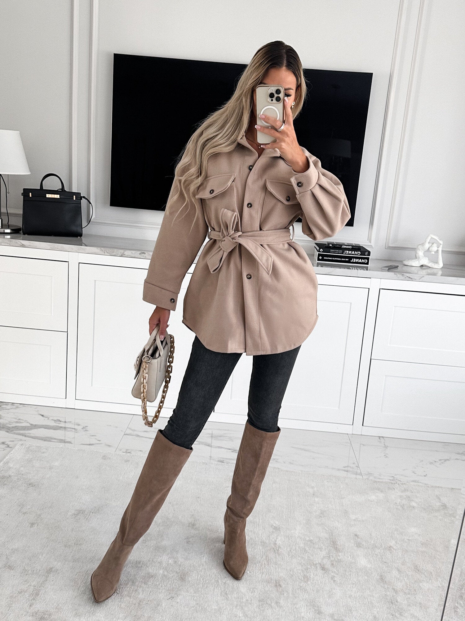 Lange Wolljacke in Volltonfarbe mit Gürtel