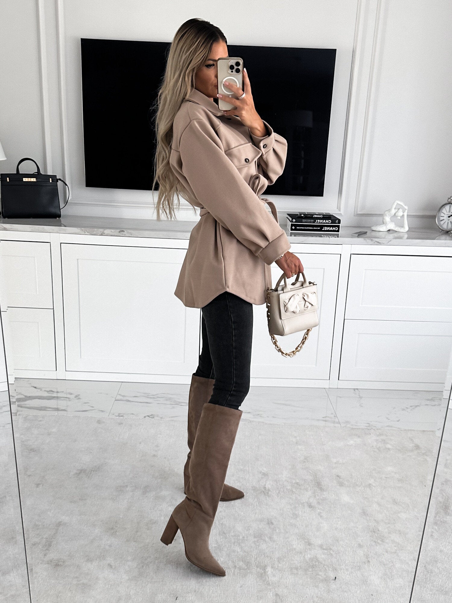 Lange Wolljacke in Volltonfarbe mit Gürtel