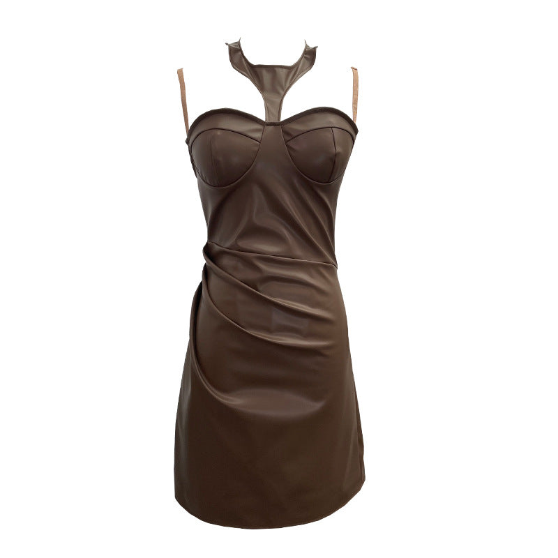 Robe en similicuir à bretelles spaghetti et volants sur les hanches