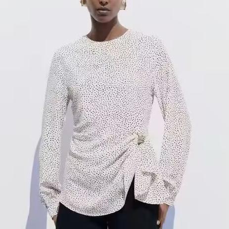 Haut à manches longues et col rond avec lacets et boucle en métal et ceinture à pois