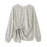 Haut à manches longues et col rond avec lacets et boucle en métal et ceinture à pois