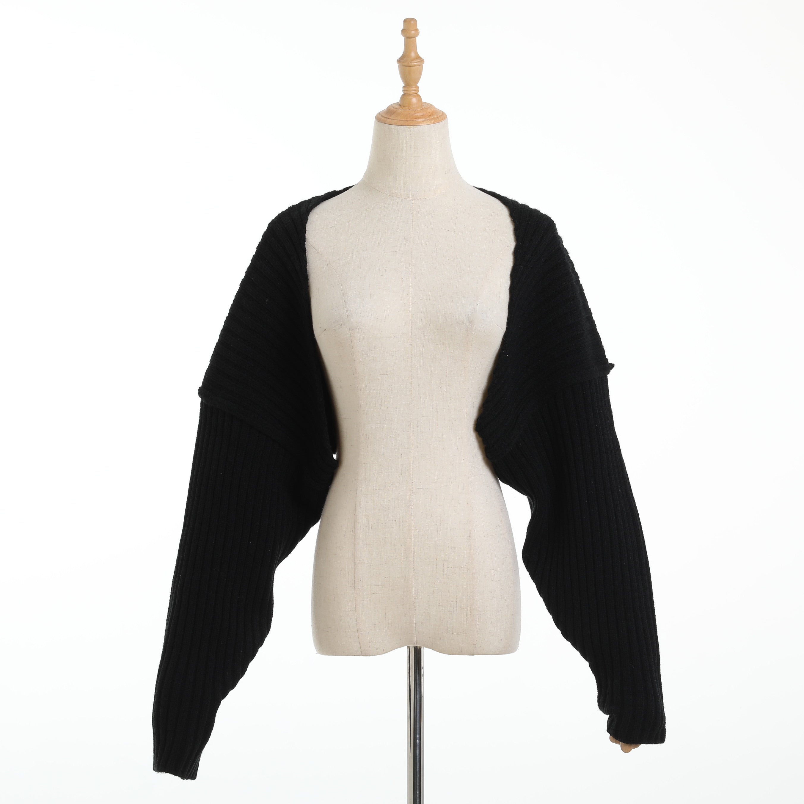 Locker geschnittene, kurze Strickjacke mit Fledermausärmeln