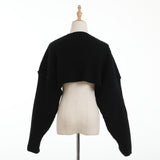 Locker geschnittene, kurze Strickjacke mit Fledermausärmeln