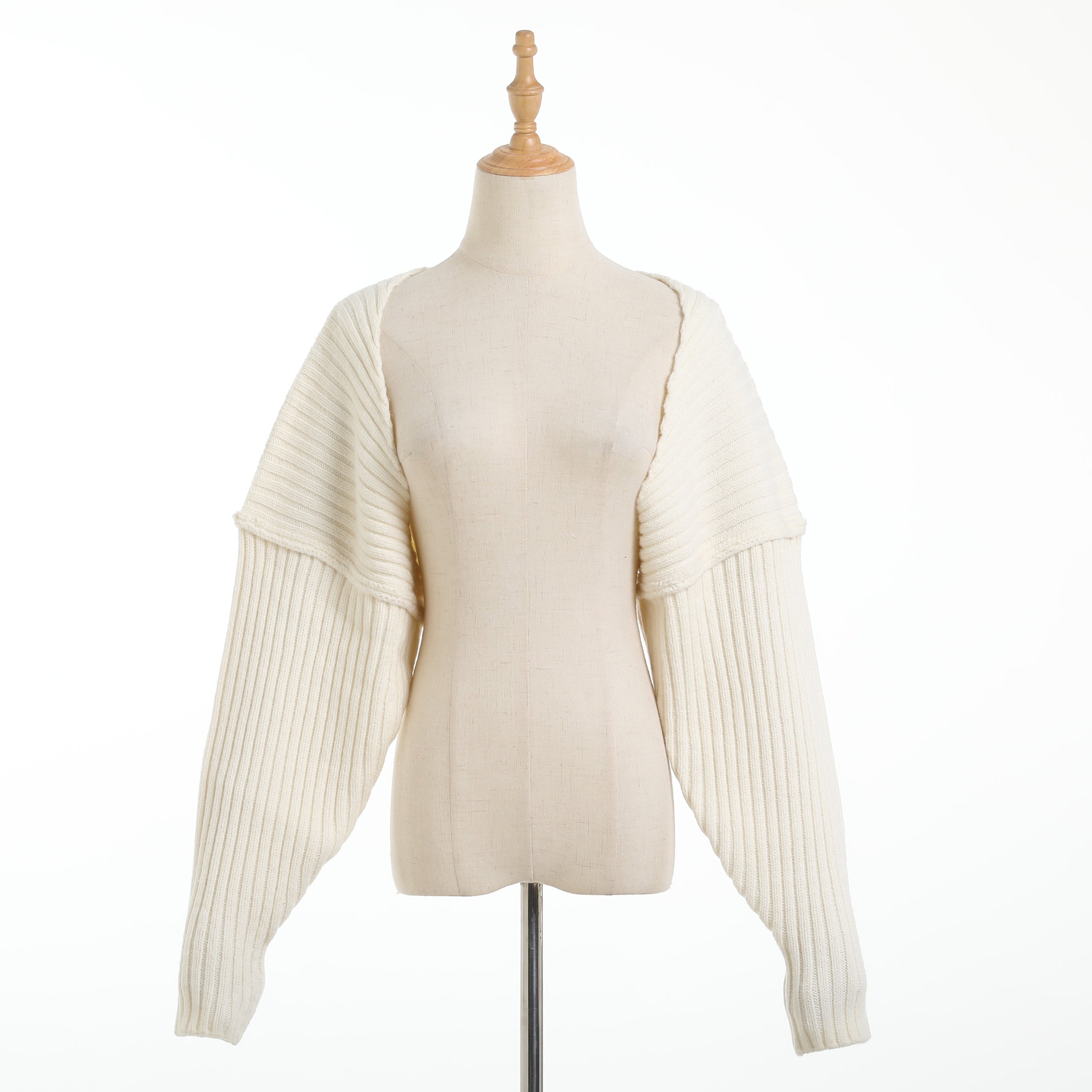 Locker geschnittene, kurze Strickjacke mit Fledermausärmeln