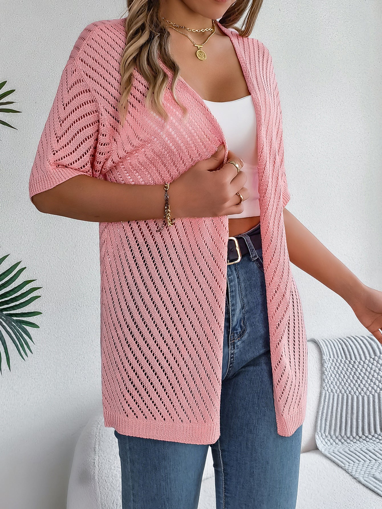 Sommer-Strickjacke mit ausgehöhlten Ausschnitten und kurzen Ärmeln