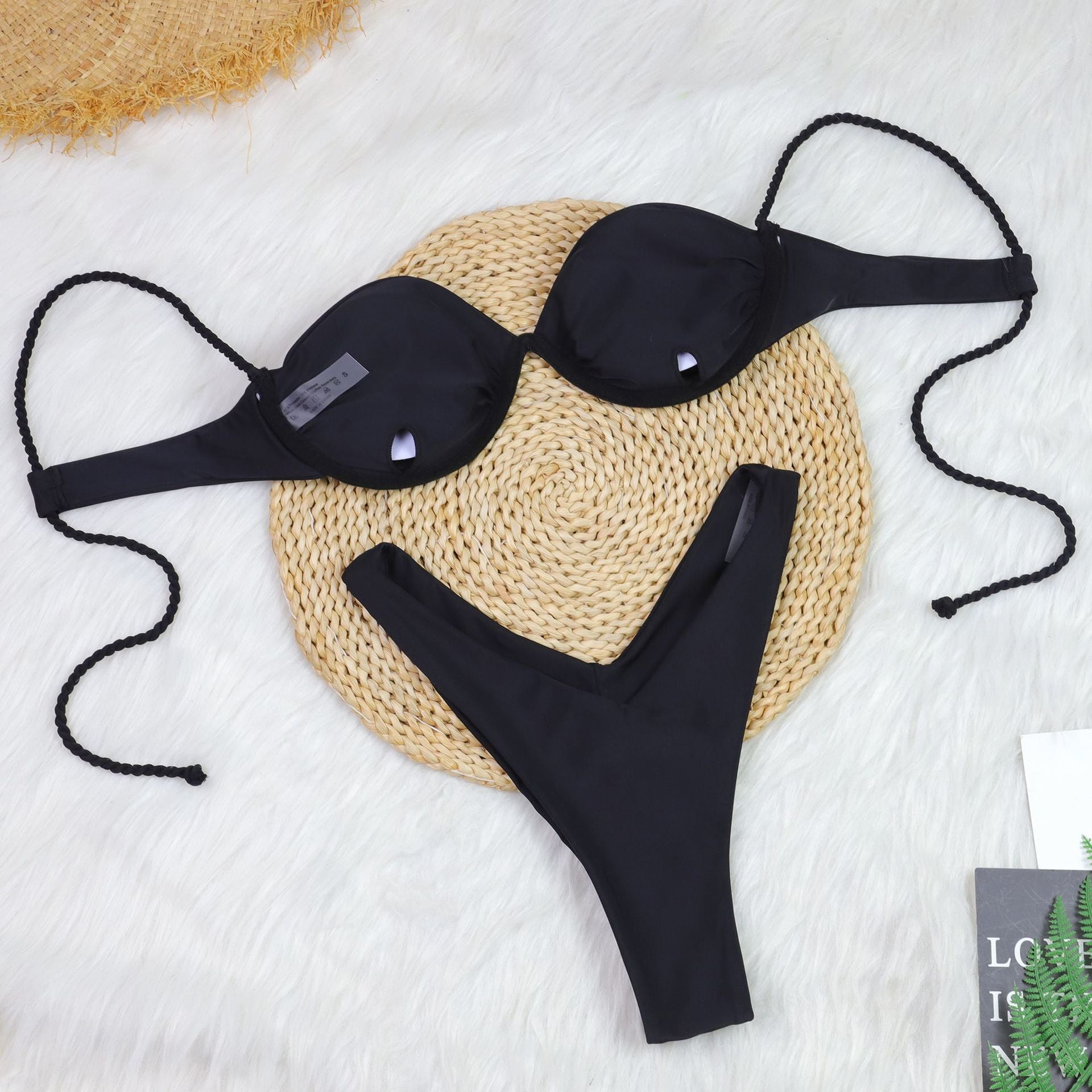 Bikini à petite poitrine avec armatures en acier
