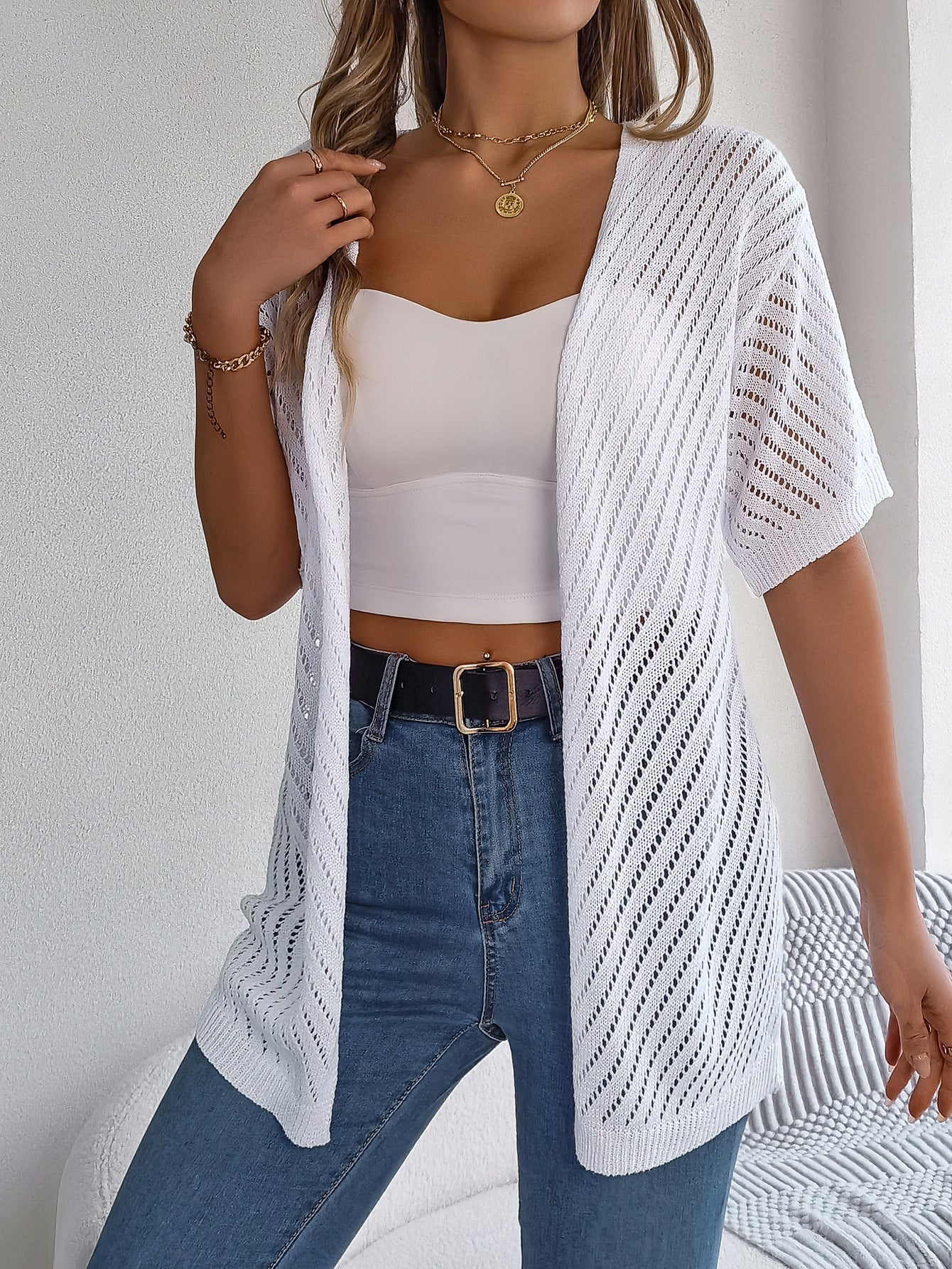 Sommer-Strickjacke mit ausgehöhlten Ausschnitten und kurzen Ärmeln