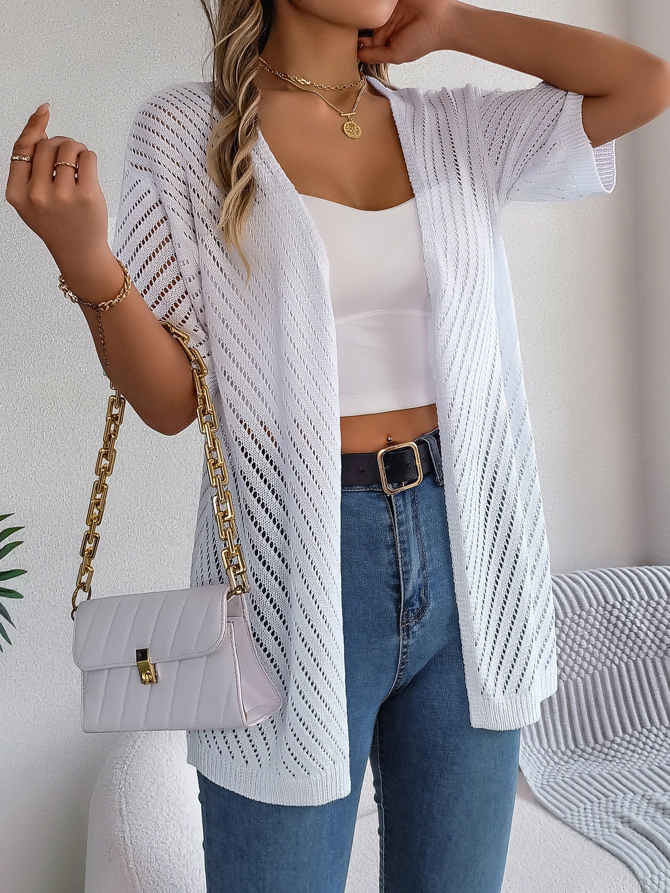 Sommer-Strickjacke mit ausgehöhlten Ausschnitten und kurzen Ärmeln