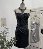 Robe en similicuir à bretelles spaghetti et volants sur les hanches