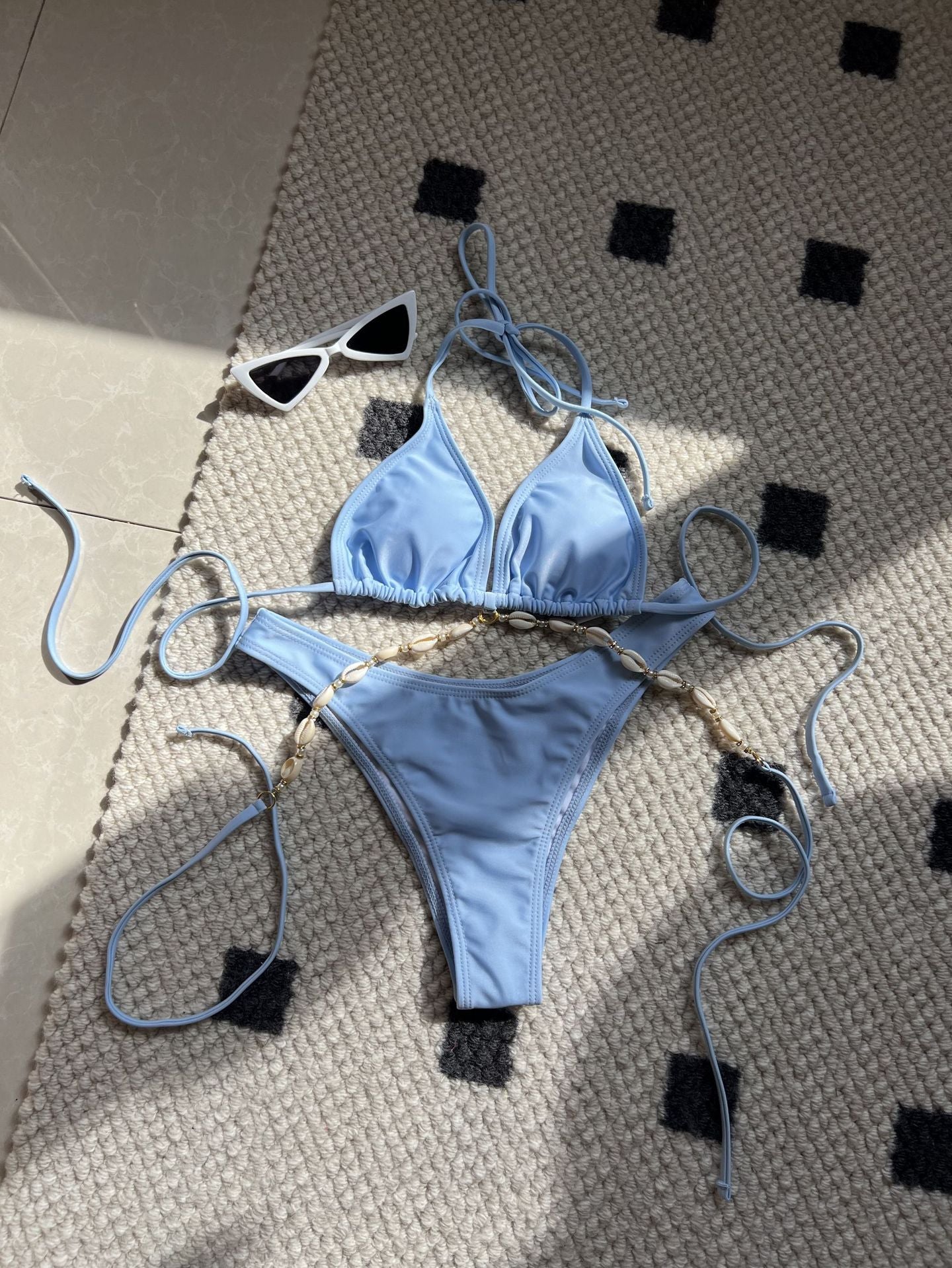 Einfarbiger Bikini-Badeanzug mit Muschelkette