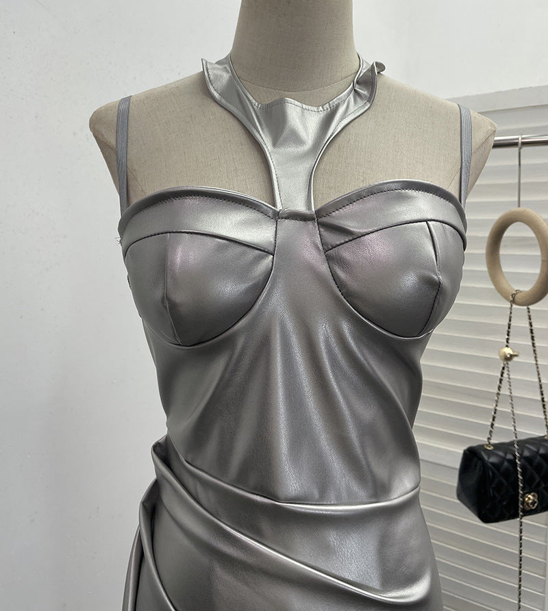 Robe en similicuir à bretelles spaghetti et volants sur les hanches