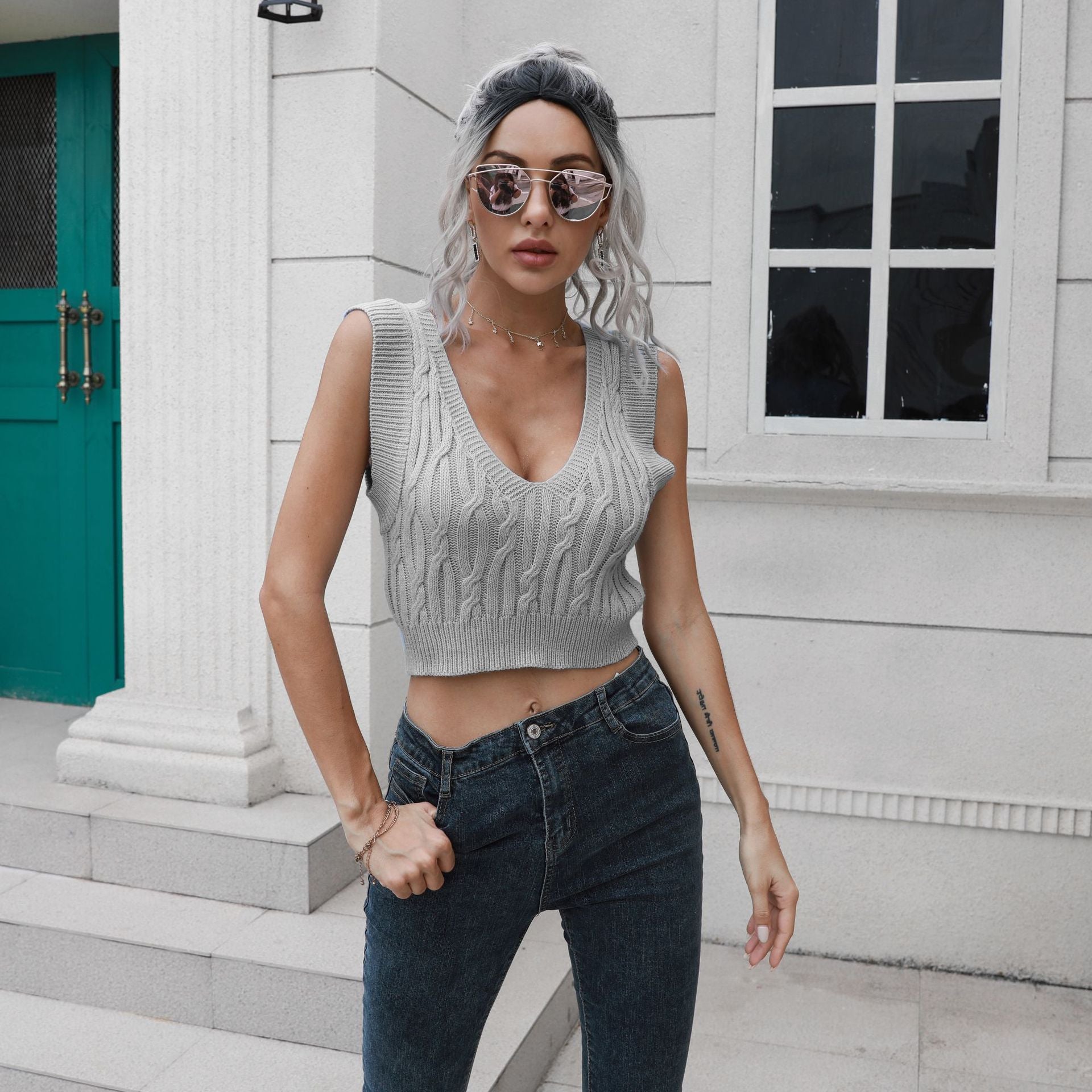 Pull court à col en V torsadé pour femme
