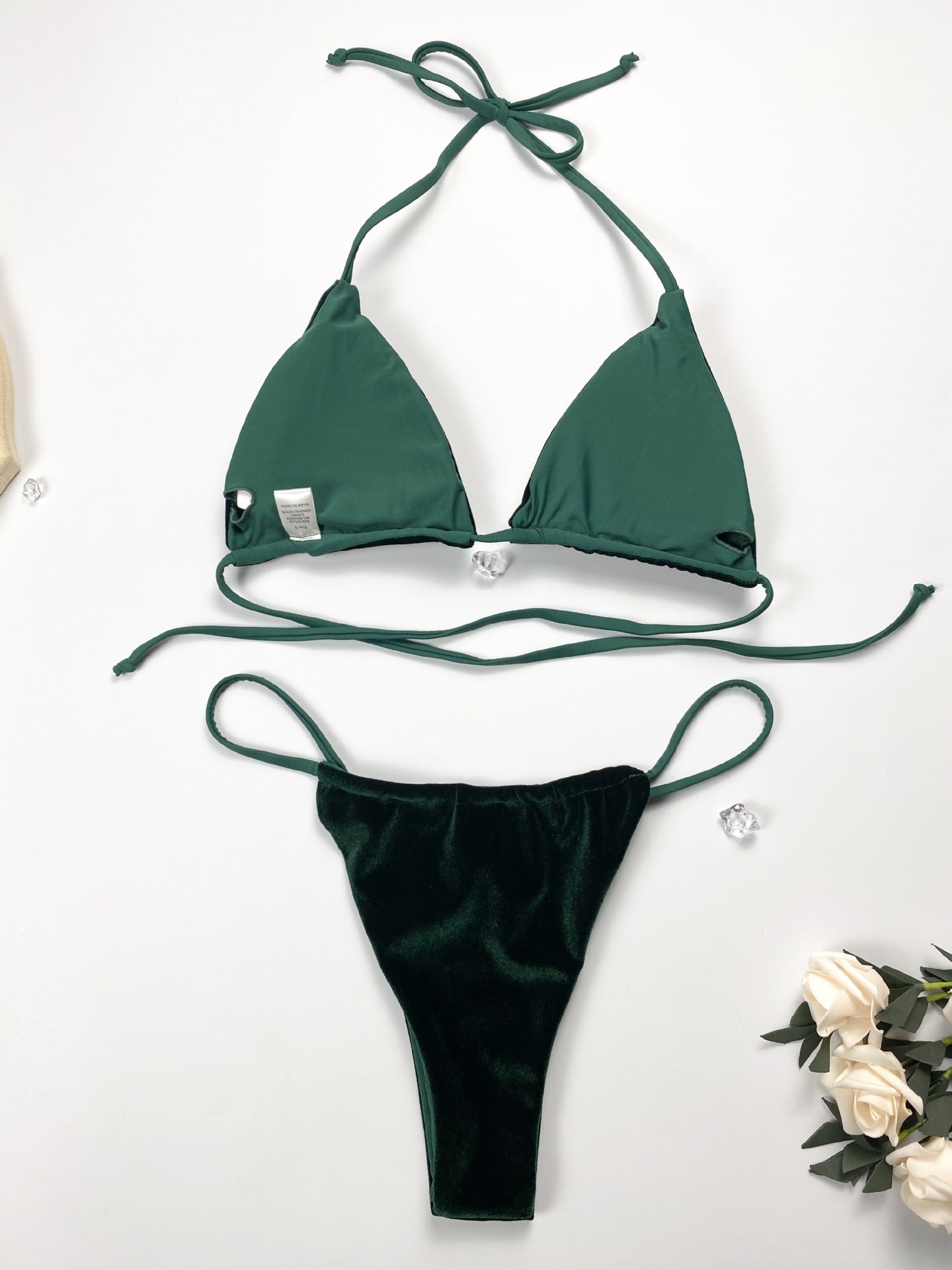 Triangel-Bikini-Badeanzug aus goldenem Samt