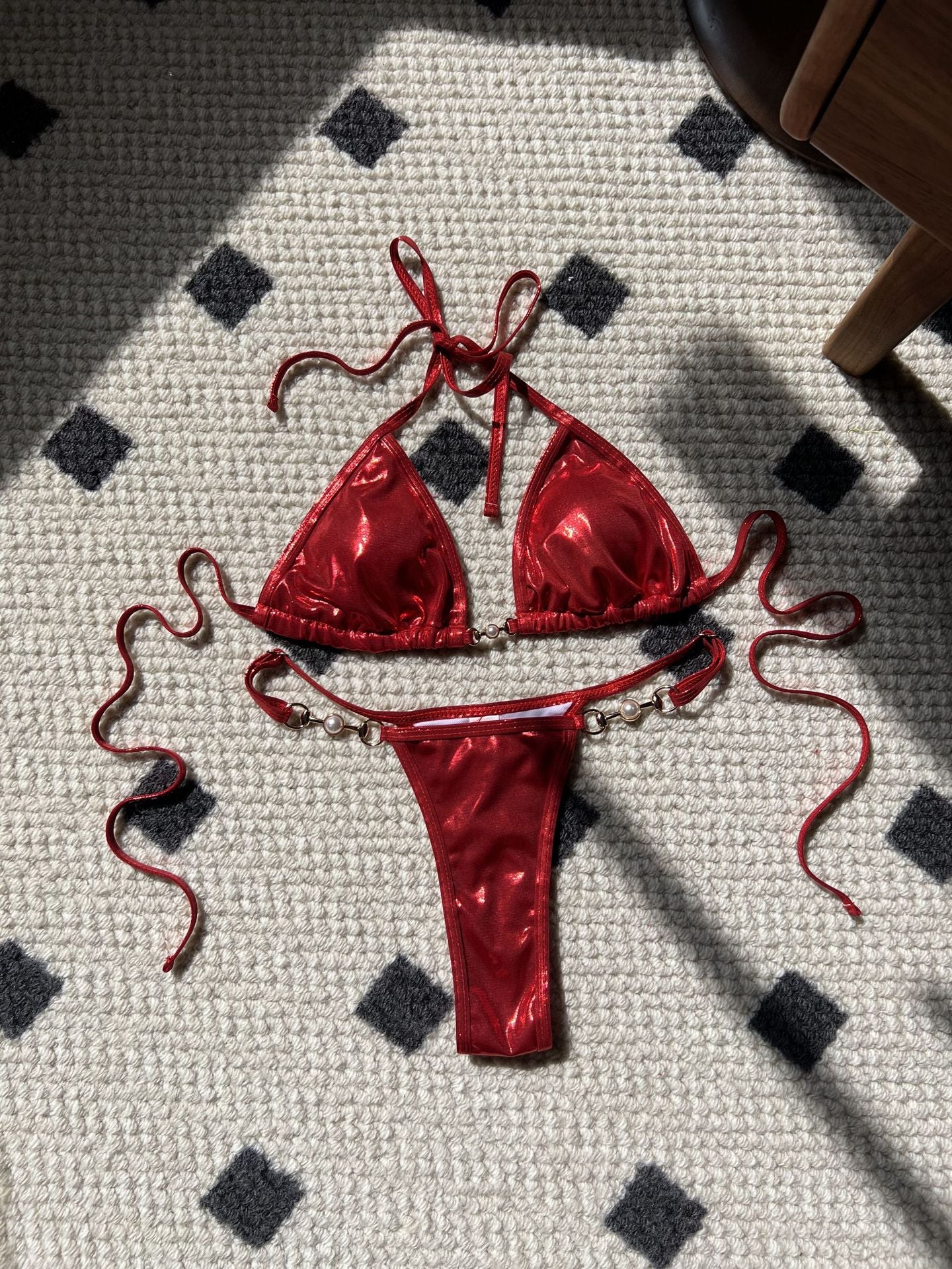Bikini-Badeanzug mit glänzenden Perlen und T-Trägern