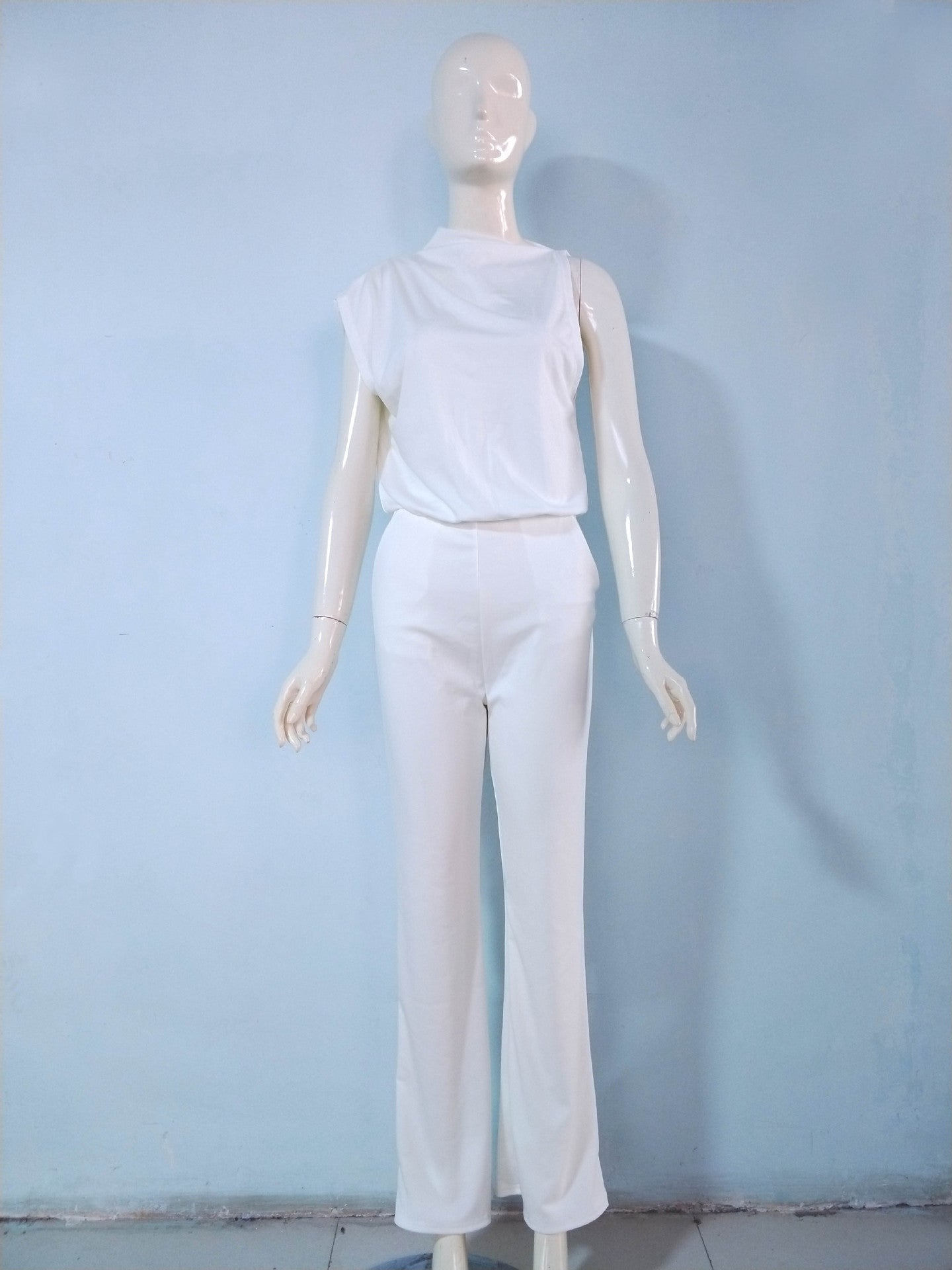 Combinaison pantalon à col drapé et épaule dénudée