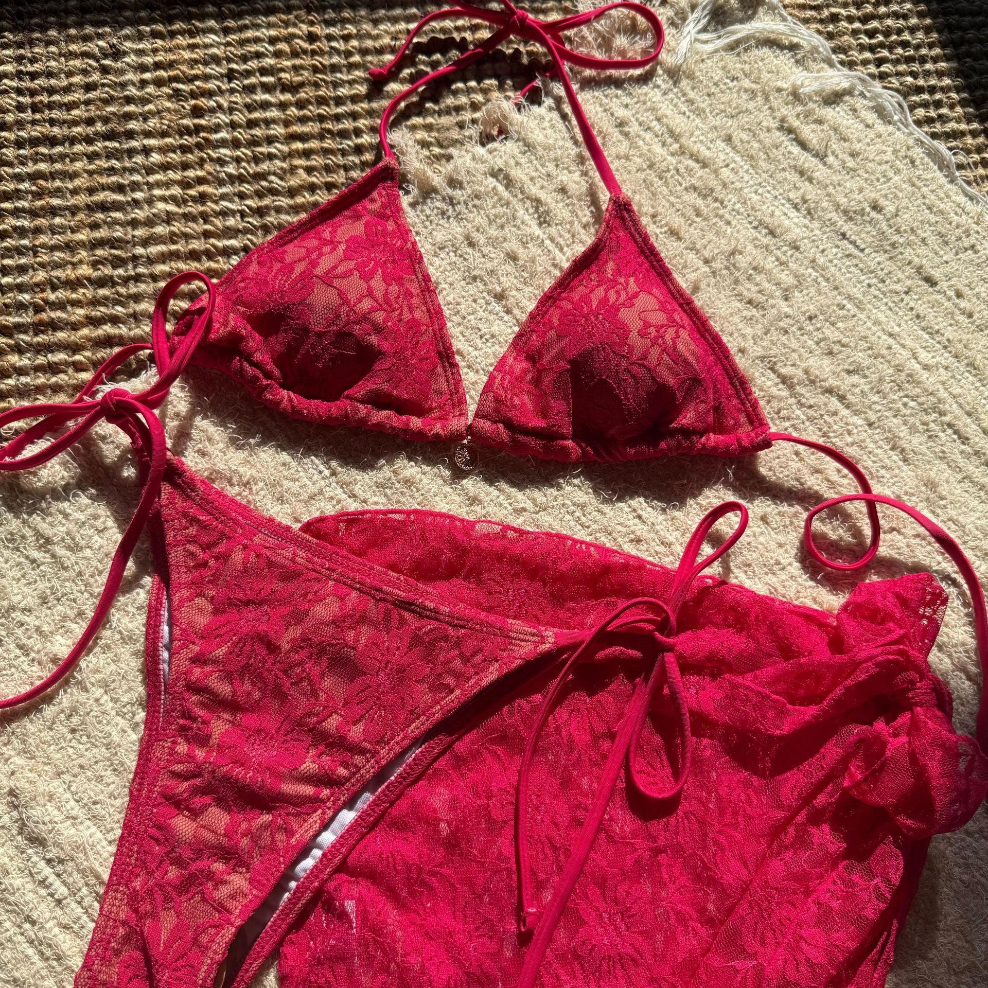 Dreiteiliger Bikini aus Spitzennetz