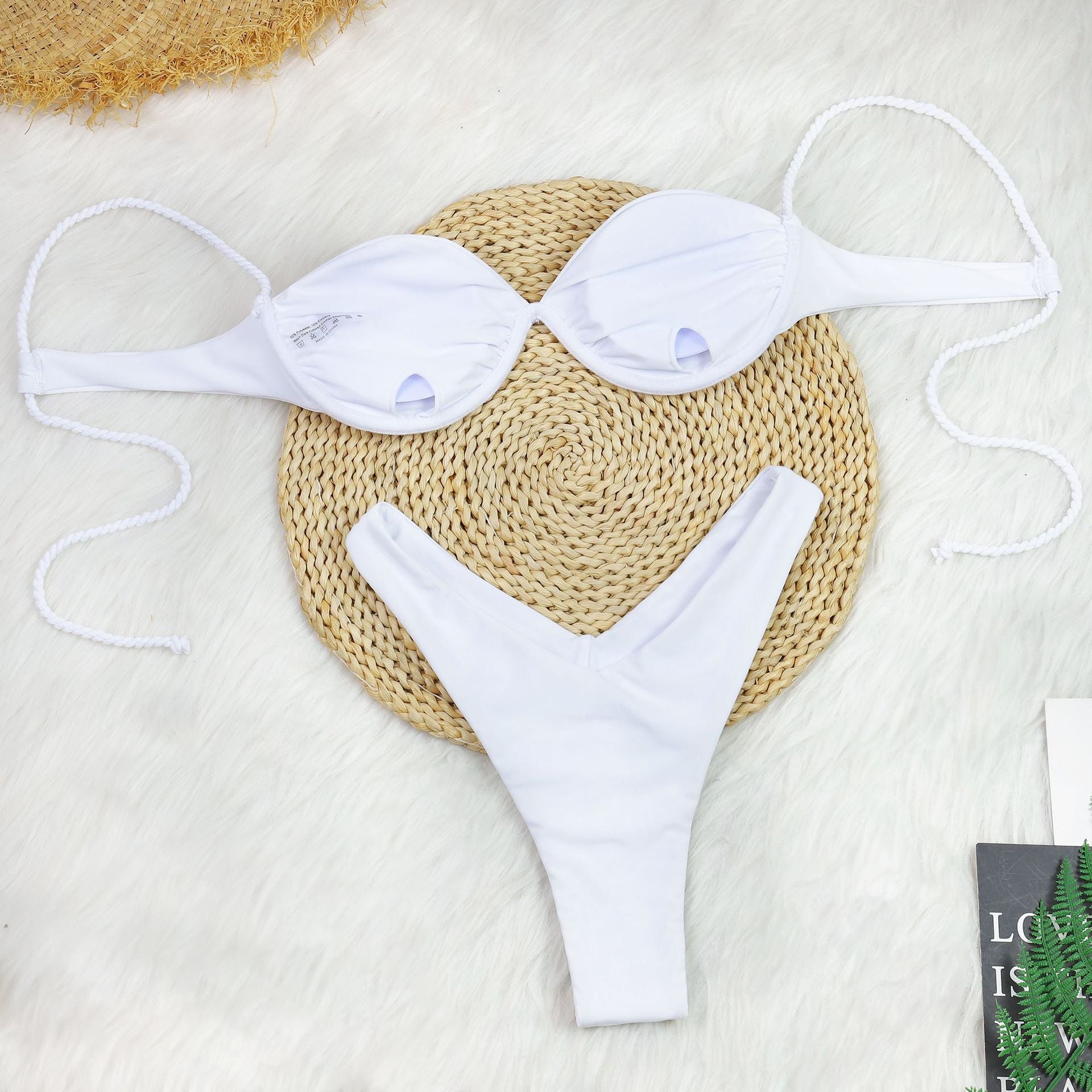 Bikini à petite poitrine avec armatures en acier