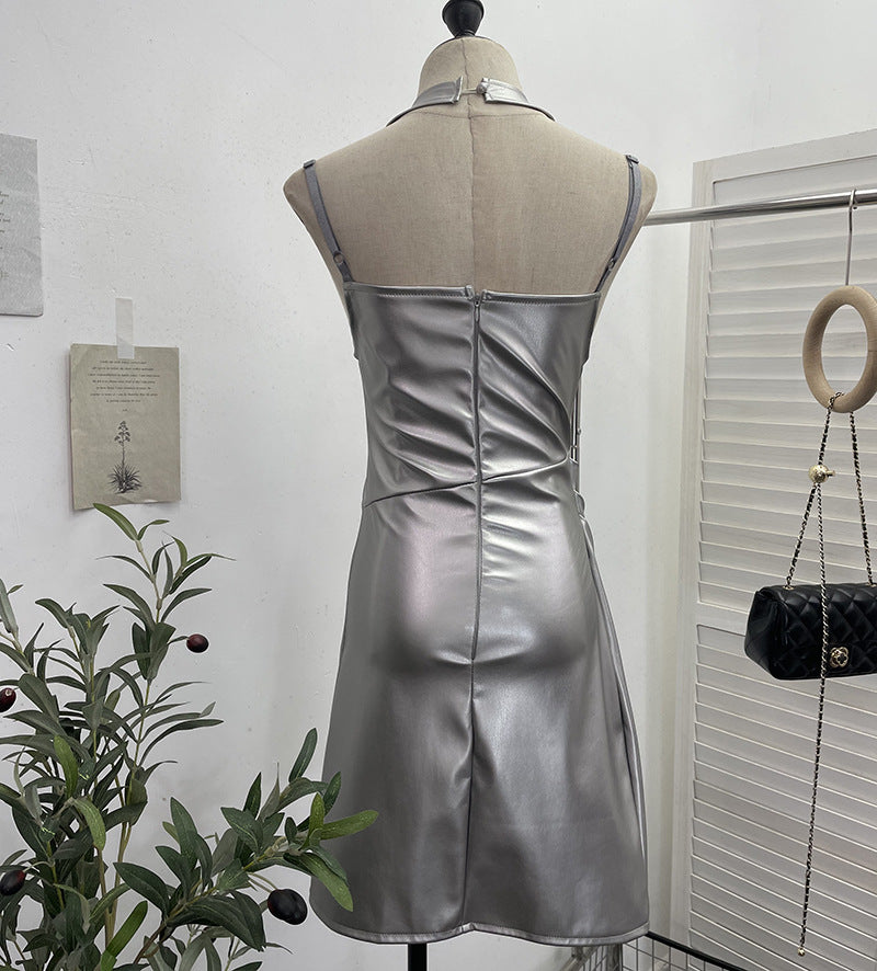 Robe en similicuir à bretelles spaghetti et volants sur les hanches