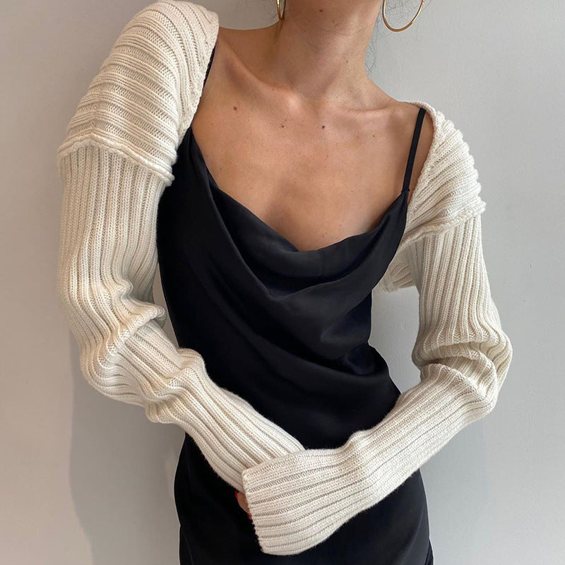 Ultrakurzer Wollpullover mit langen Ärmeln