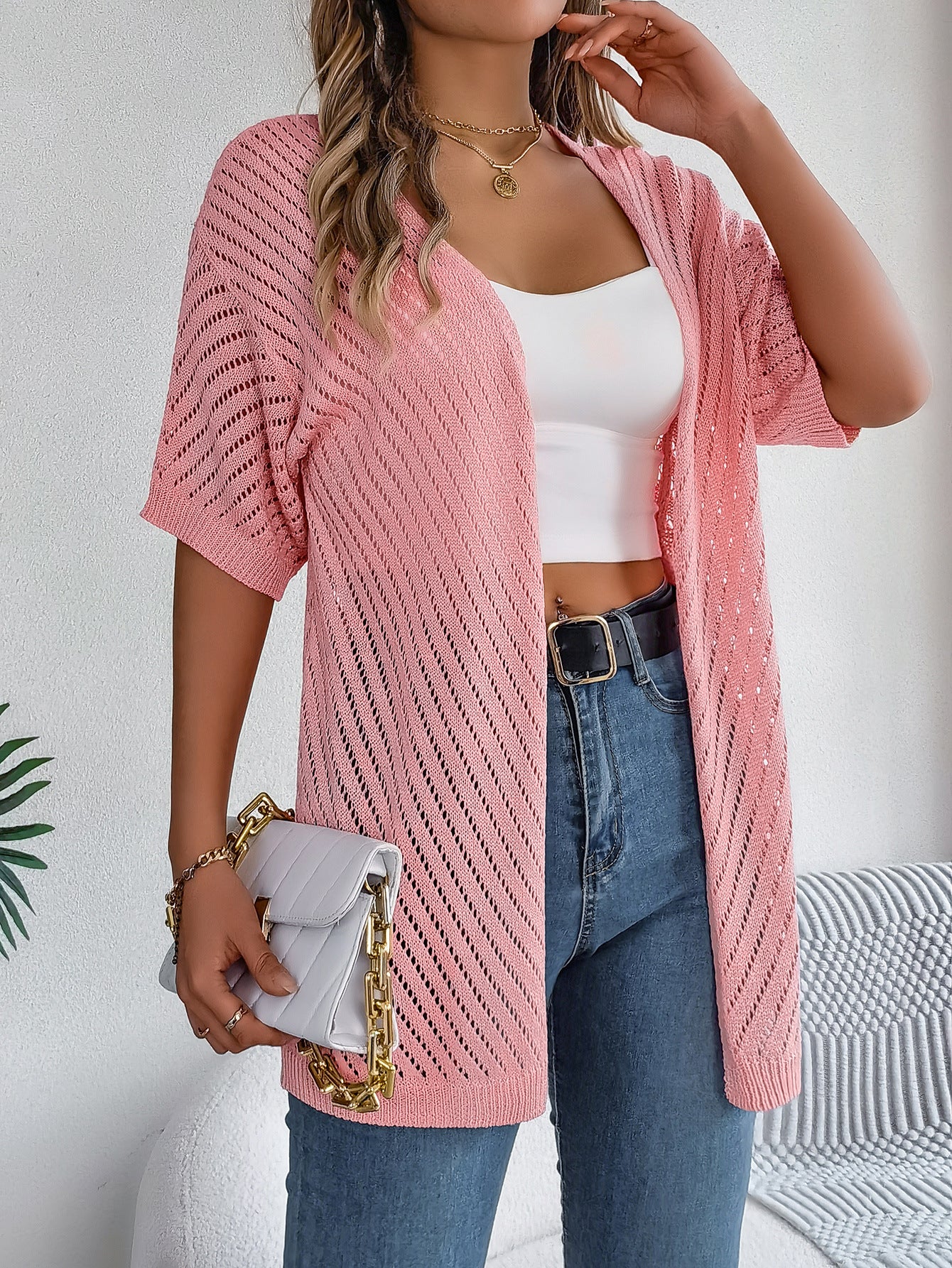 Sommer-Strickjacke mit ausgehöhlten Ausschnitten und kurzen Ärmeln