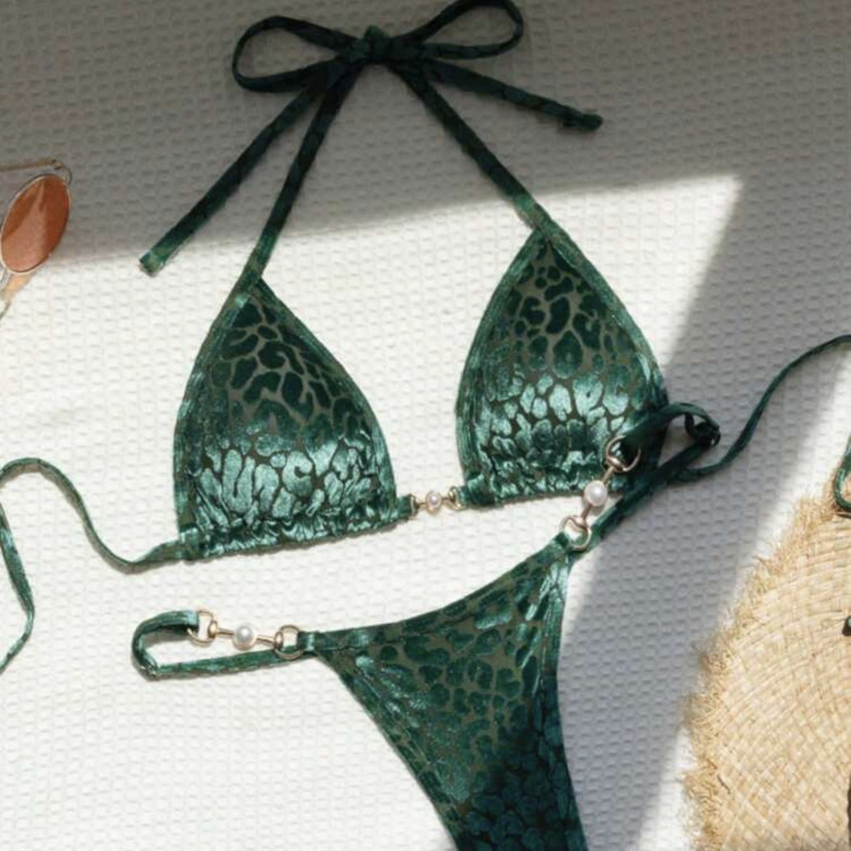 Maillot de bain bikini à bretelles en T motif léopard perlé
