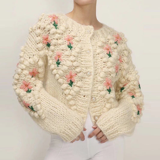 Cardigan tricoté à la main avec broderie au crochet et boucle en perles