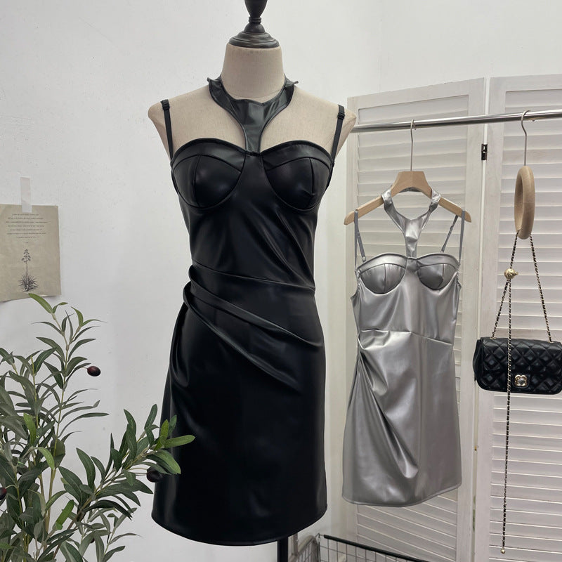 Robe en similicuir à bretelles spaghetti et volants sur les hanches