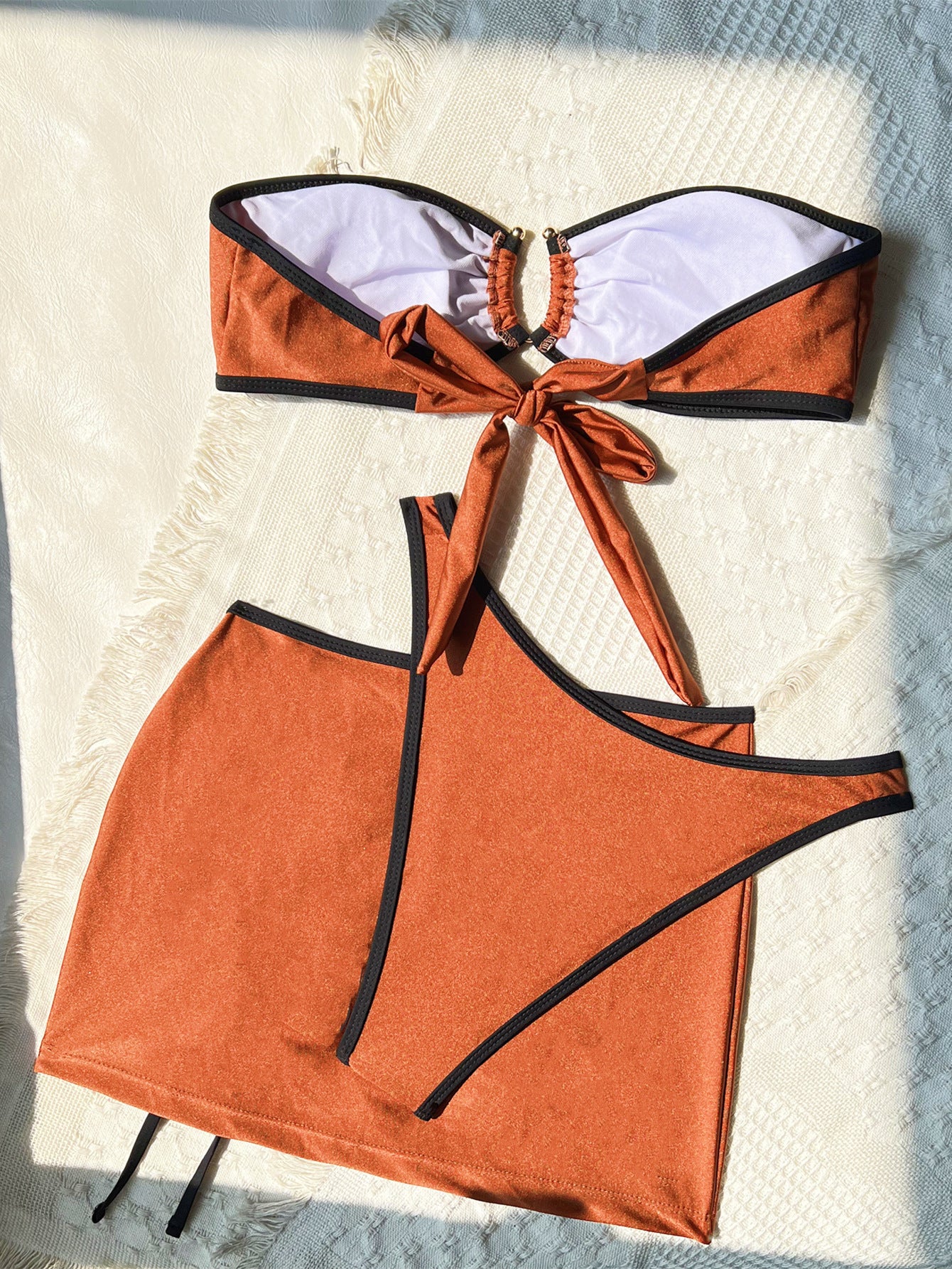 Farblich passendes dreiteiliges Bikini-Badeanzug-Set