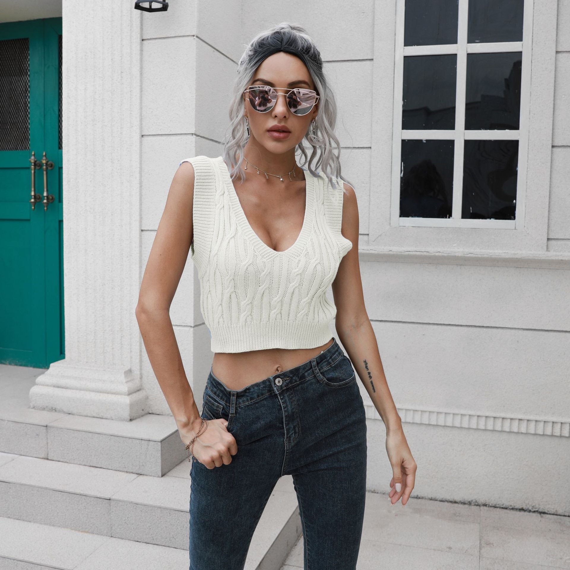 Pull court à col en V torsadé pour femme