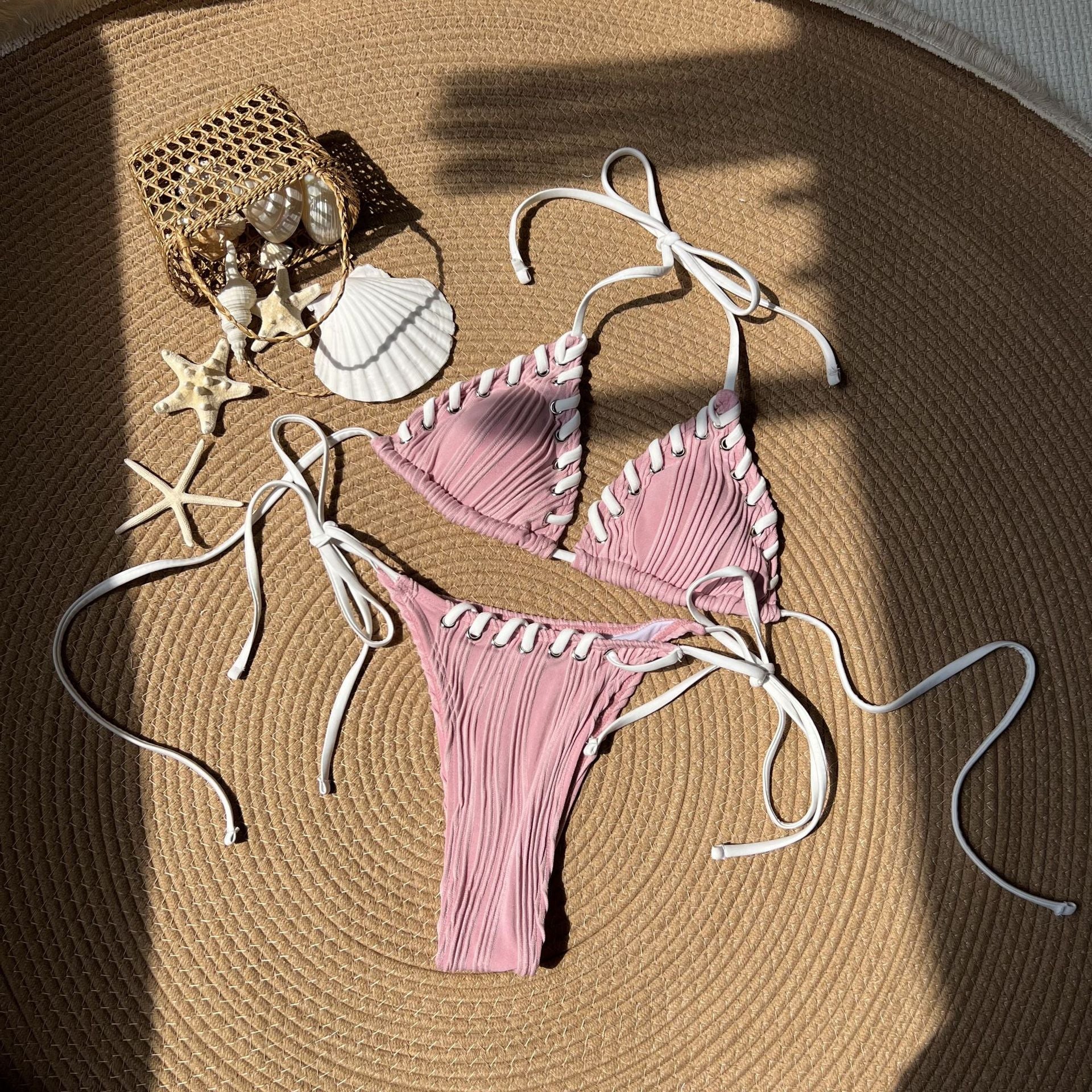 Frischer süßer geteilter Bikini-Badeanzug