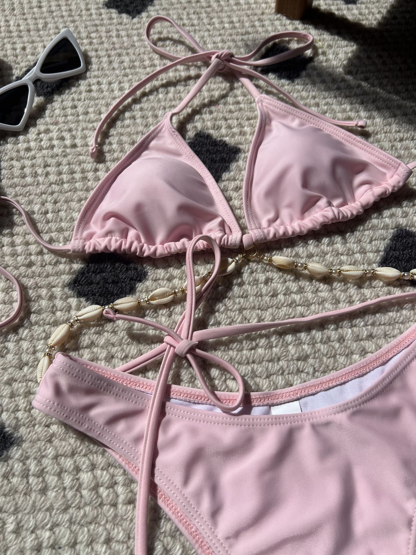 Einfarbiger Bikini-Badeanzug mit Muschelkette