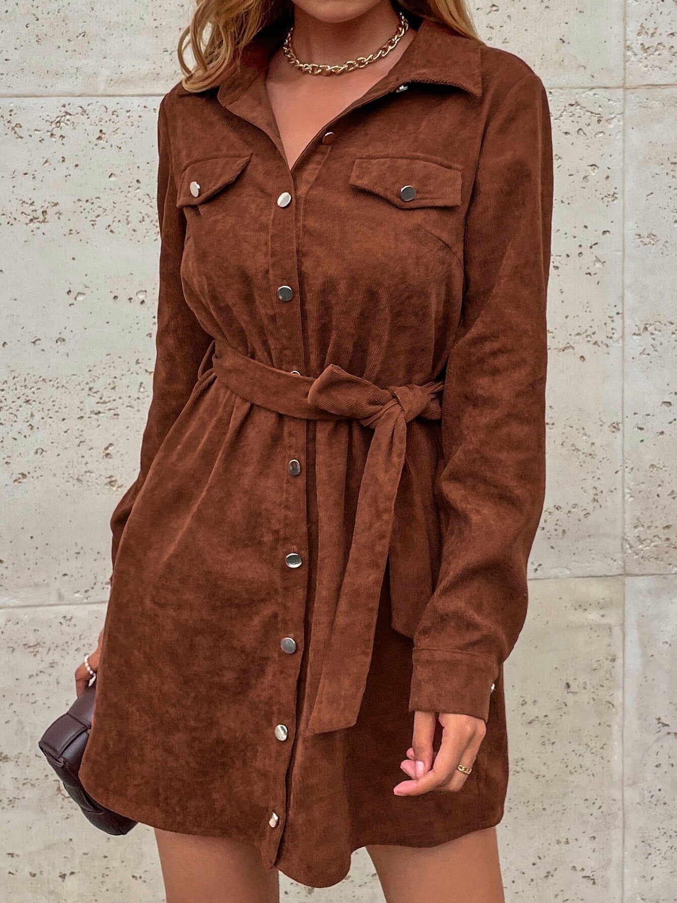 Lässiges Cord-Hemdkleid mit Gürtel und langen Ärmeln
