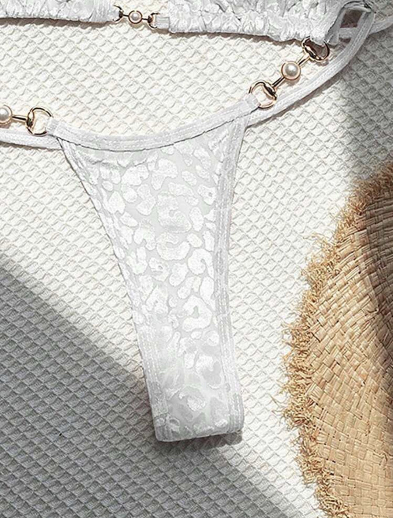 Maillot de bain bikini à bretelles en T motif léopard perlé