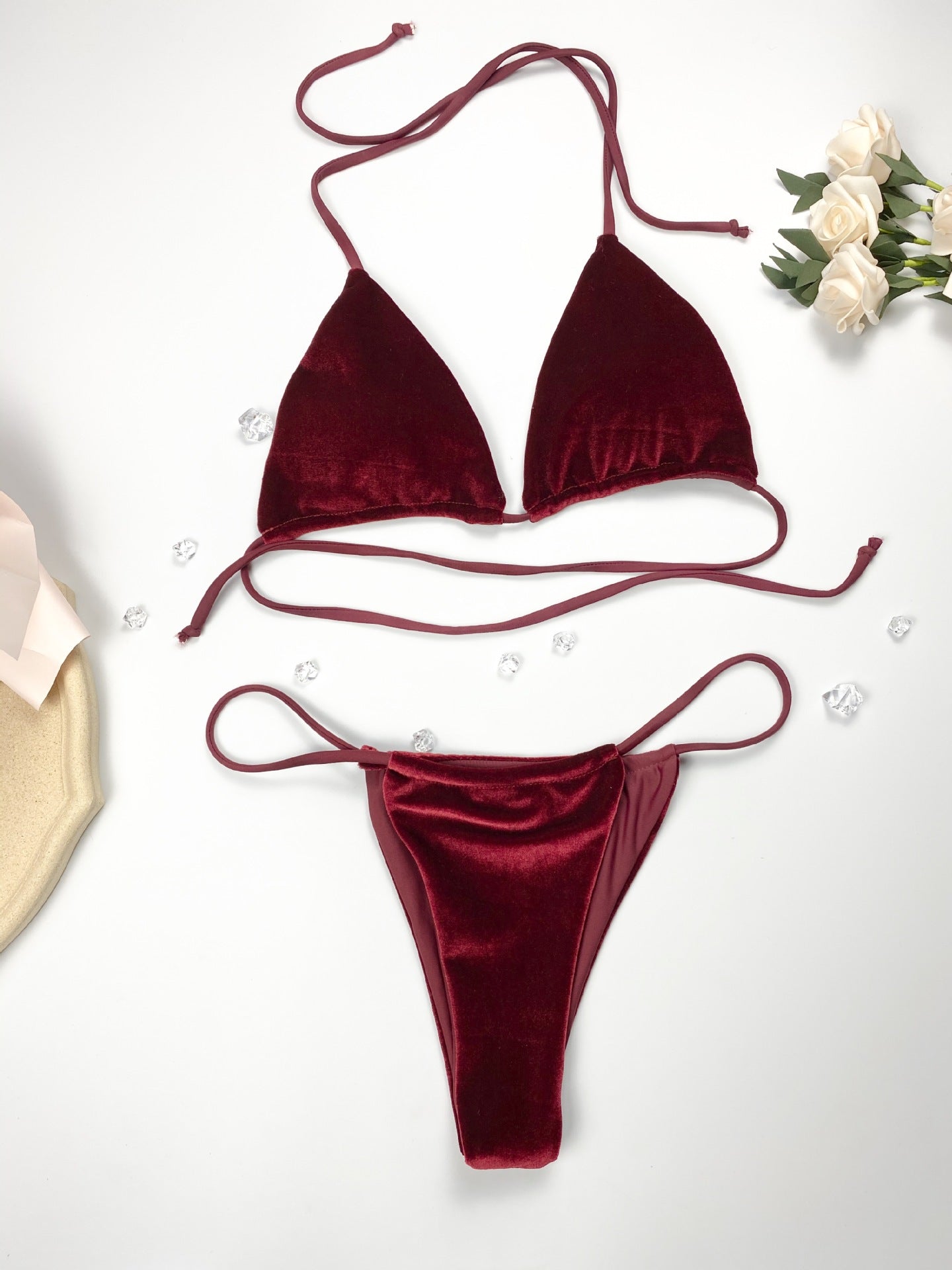 Triangel-Bikini-Badeanzug aus goldenem Samt