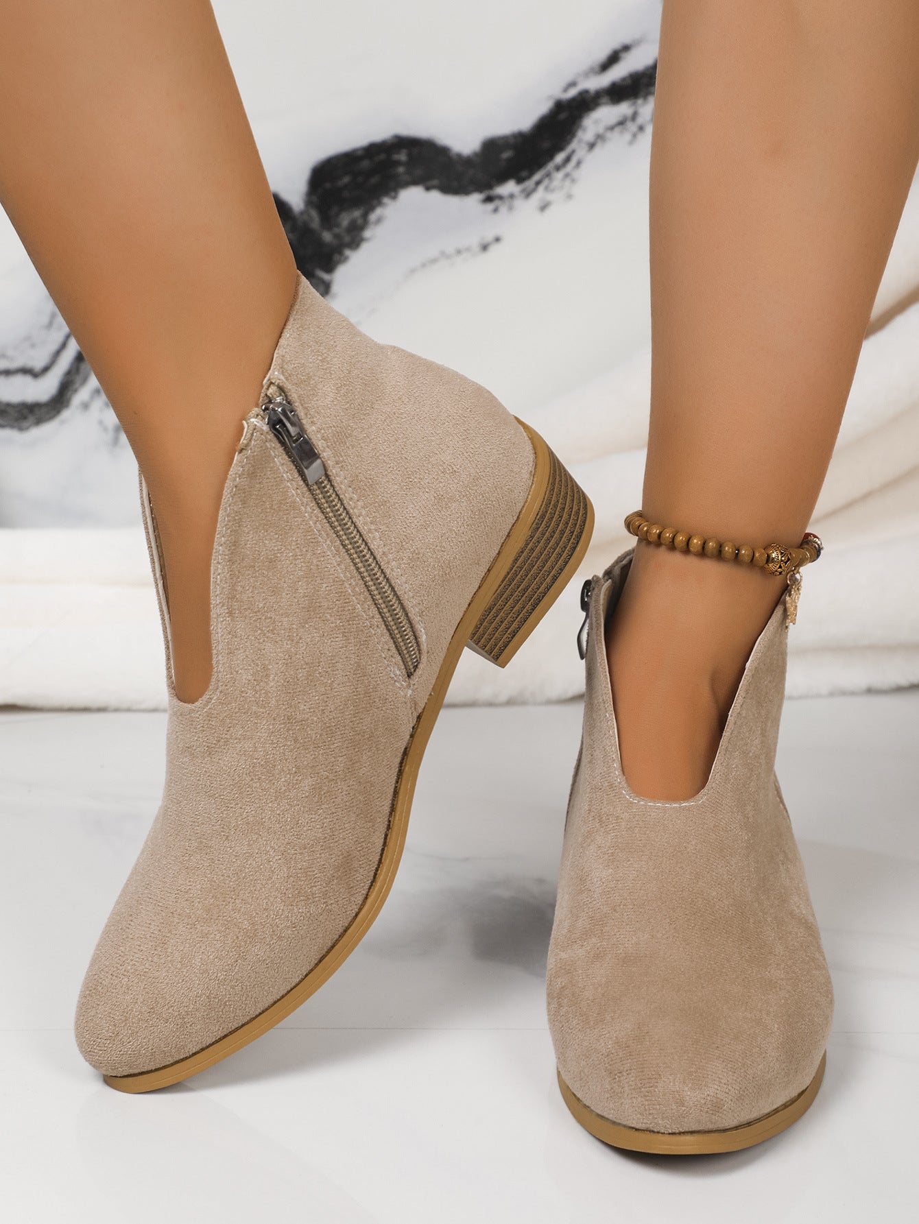 Ankle Booties aus Wildleder mit Leopardenmuster und V-Ausschnitt