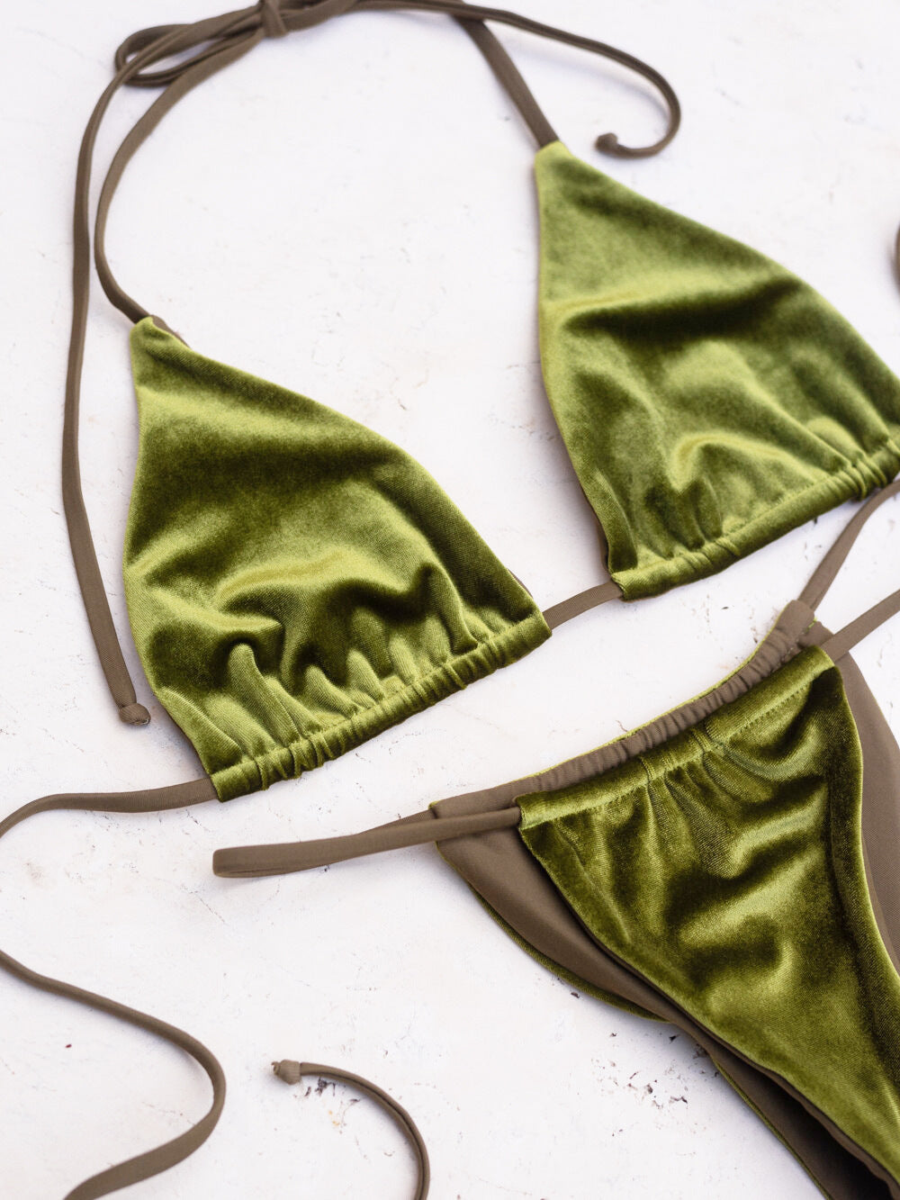Triangel-Bikini-Badeanzug aus goldenem Samt