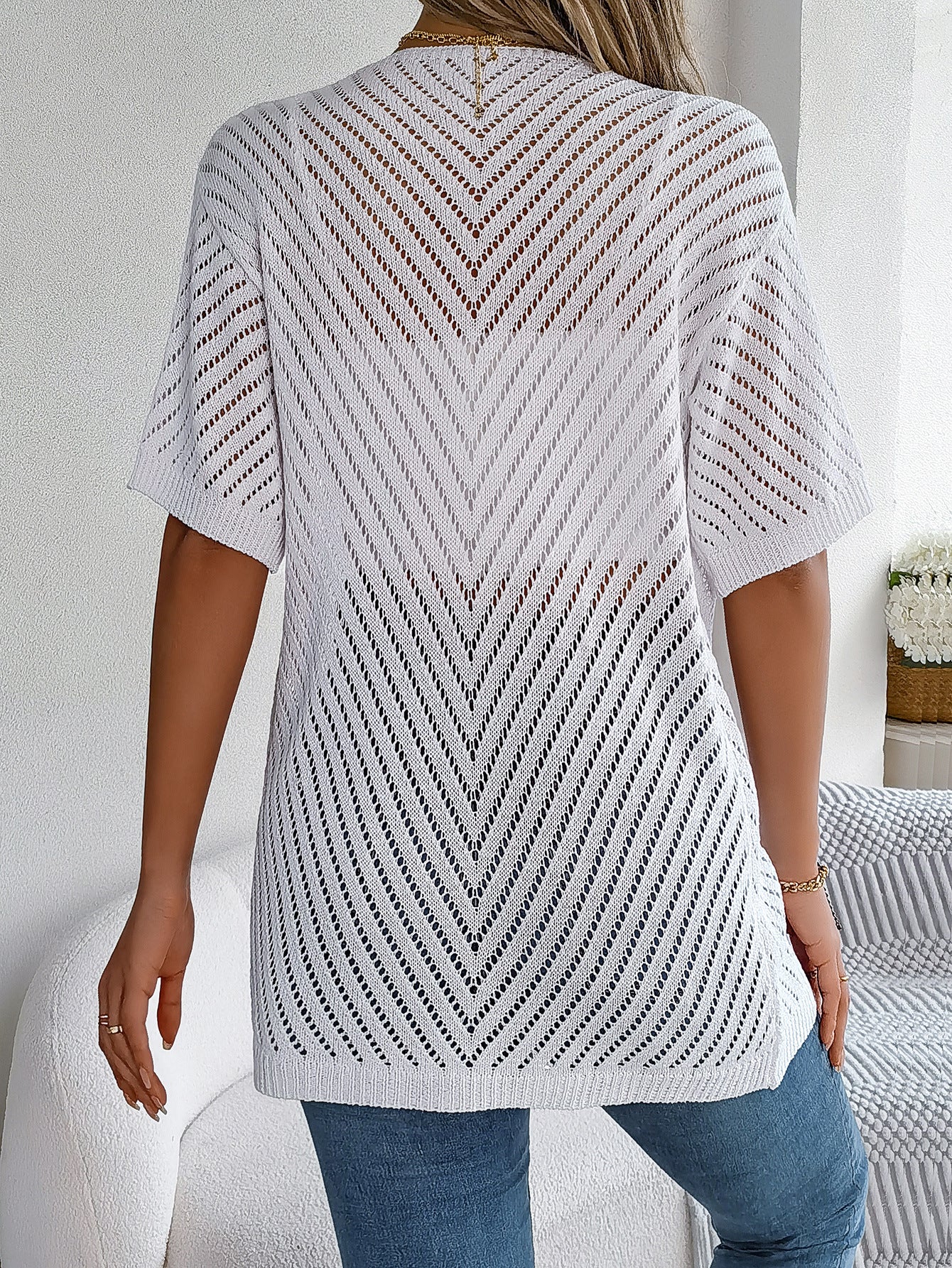 Sommer-Strickjacke mit ausgehöhlten Ausschnitten und kurzen Ärmeln