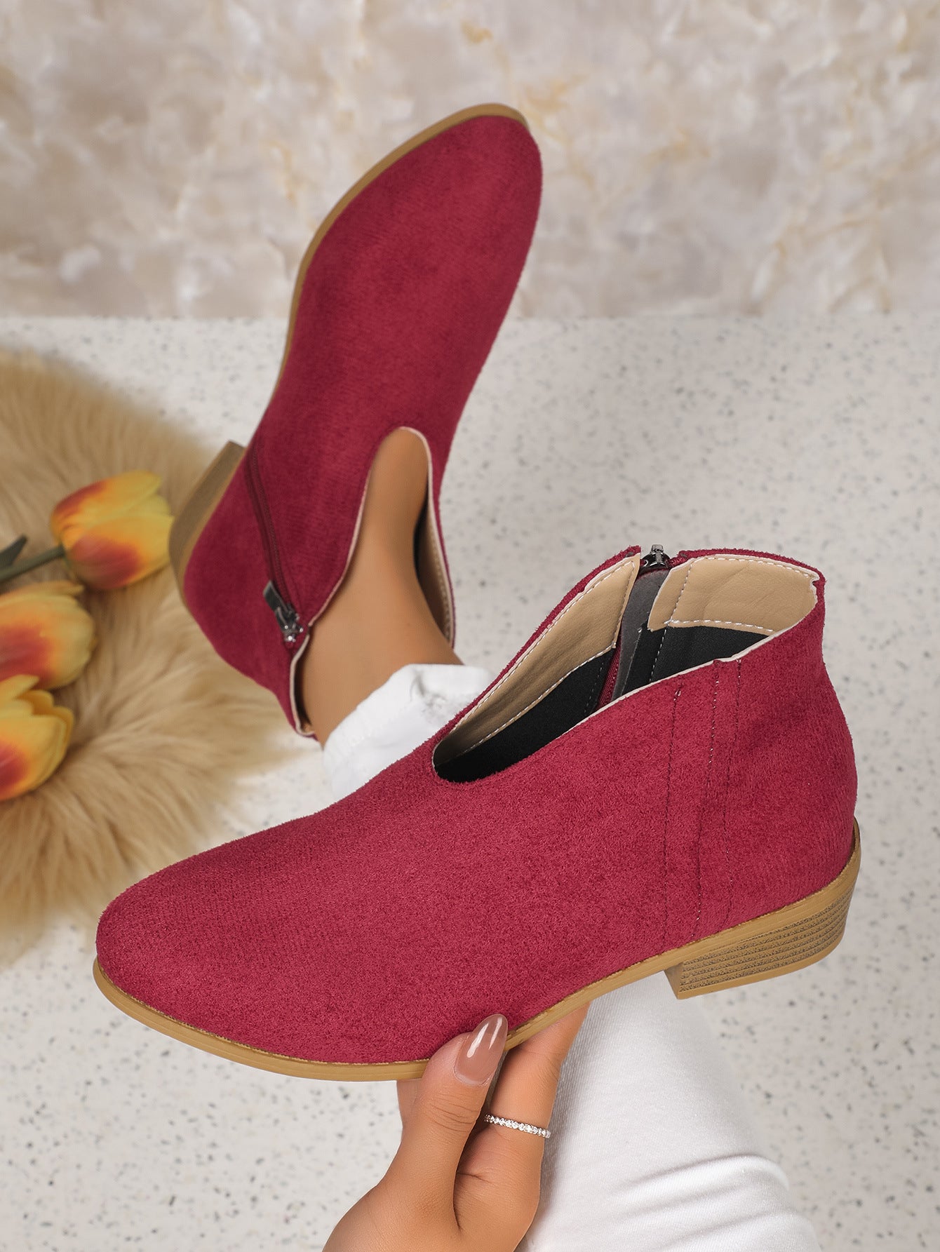 Ankle Booties aus Wildleder mit Leopardenmuster und V-Ausschnitt