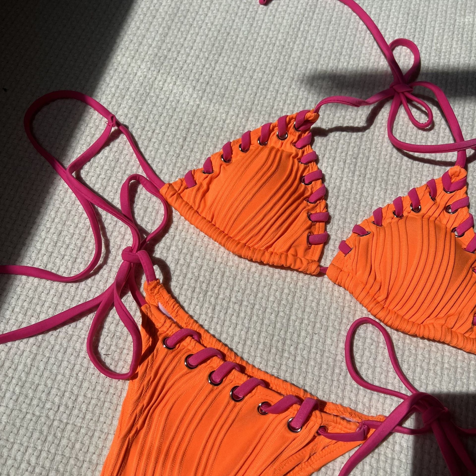 Frischer süßer geteilter Bikini-Badeanzug